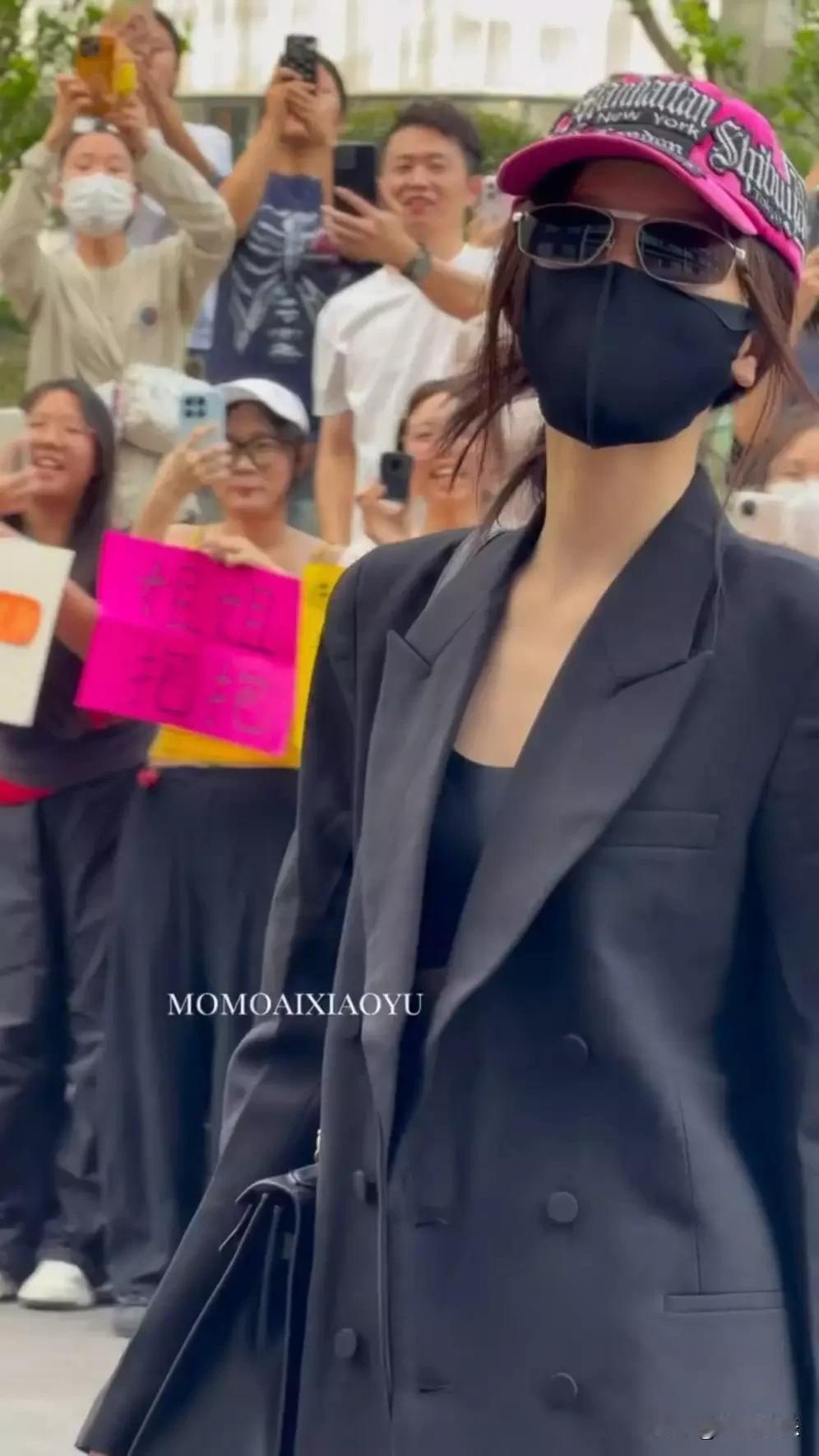 虞书欣黑西装路透曝光！墨镜一戴，御姐气场直接拉满。
 
甜妹变女王，这次真的帅麻
