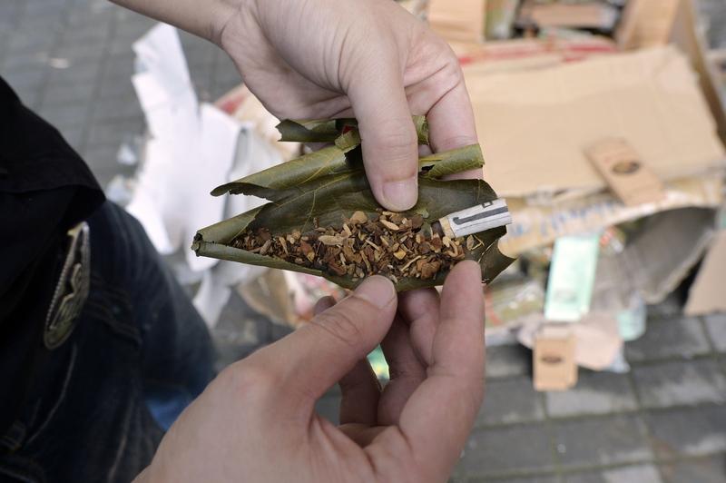 烟厂这事儿挺有意思。哥们说车间掉的散烟、断烟堆成小山，可没人敢拿，私拿就开除。就