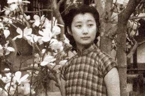 1926年，北京饭店，22岁的唐怡莹趁丈夫不在，与25岁的张学良发生了关系。几天