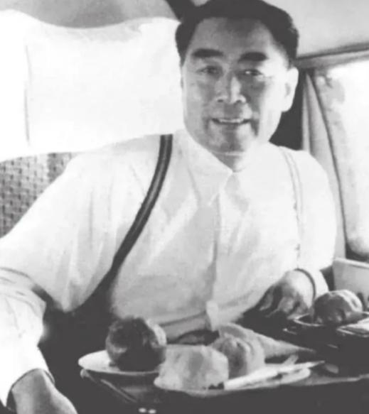 1968年一个深夜，周总理刚躺床上，准备睡觉。警卫员关了灯，正要走出房间，总理突