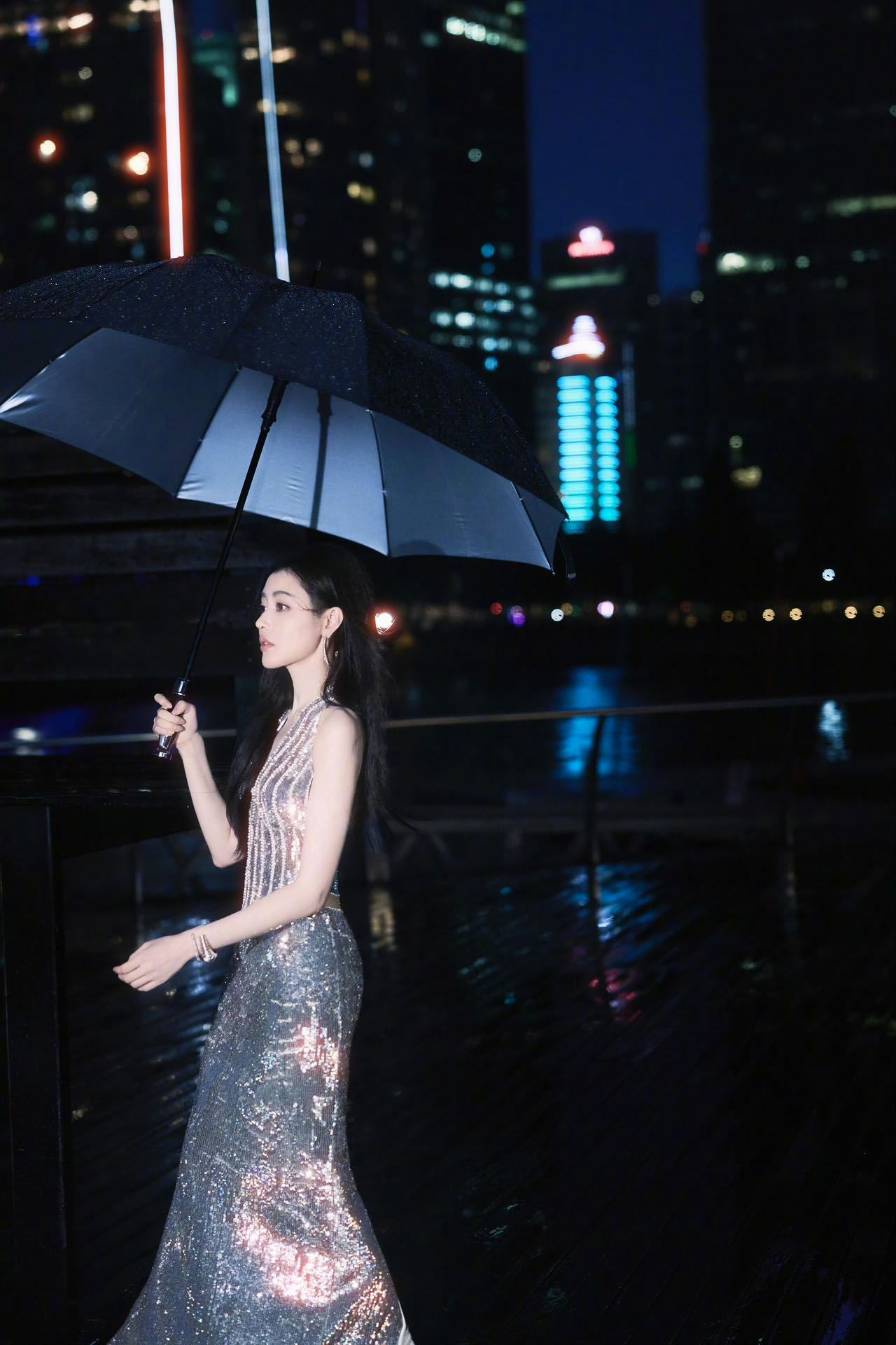 电影《森中有林》5 月 1 日上映，张天爱挑大梁。首次演盲人按摩师，告别飒爽变内