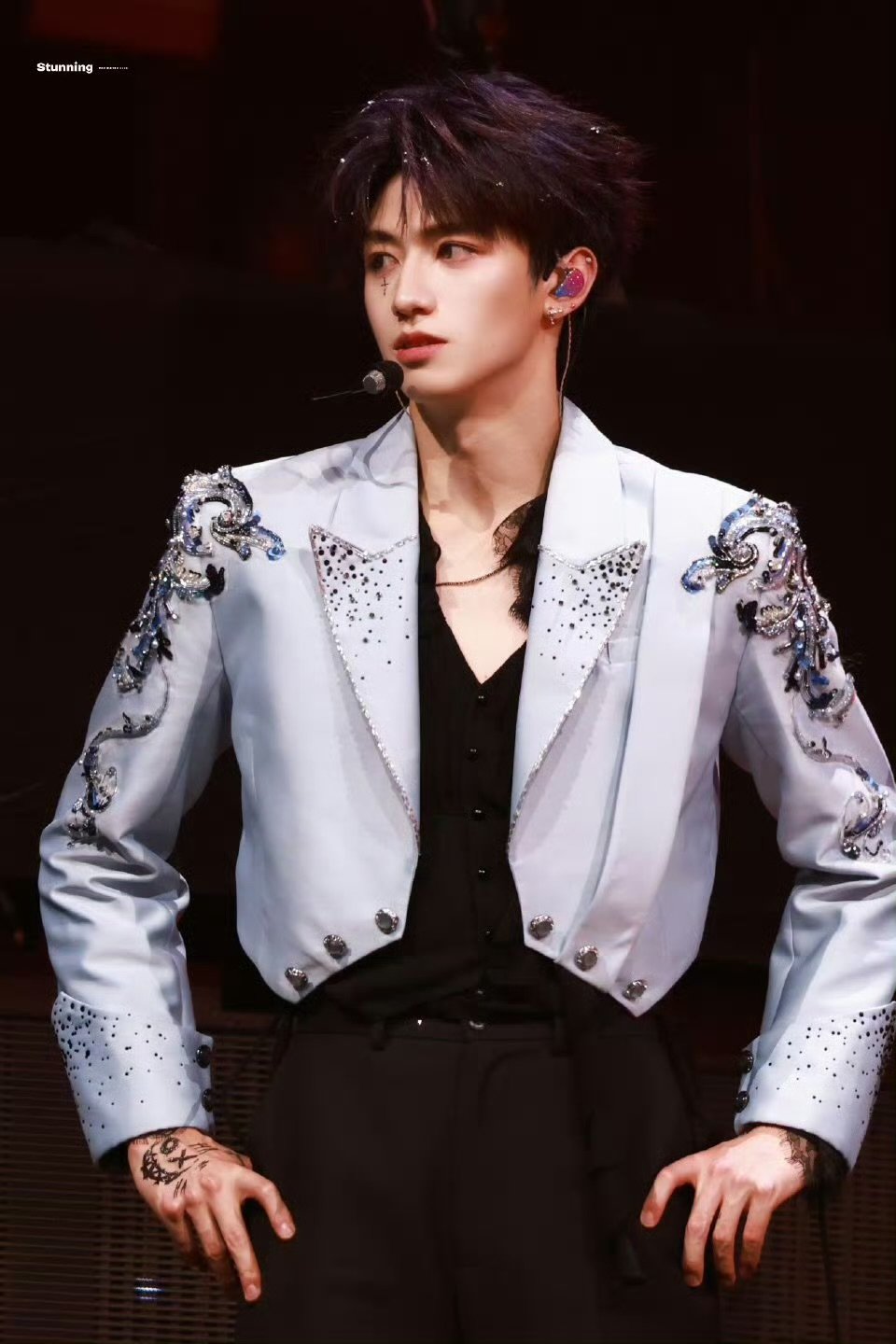 朱志鑫单手转椅子朱志鑫单手转椅子，帅爆了朱志鑫