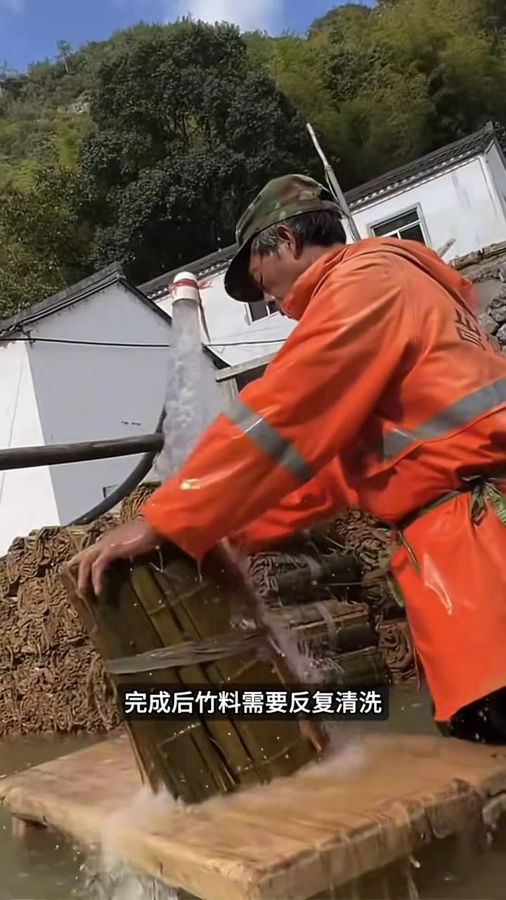 竹成古纸工艺。
你知道古代中国人如何把一根坚硬的竹子变成能写字的纸吗？
·竹子砍