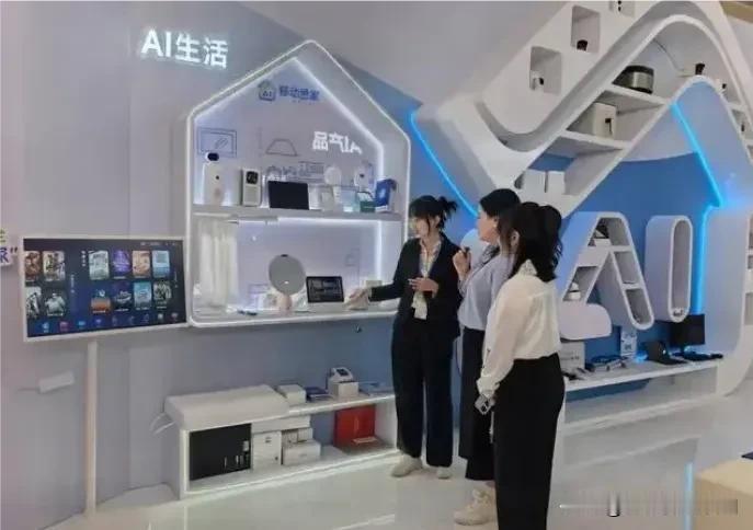 工业领域同样出色，“中心 + 区域 + 边缘”三层架构，让“哑设备”开口说话。制