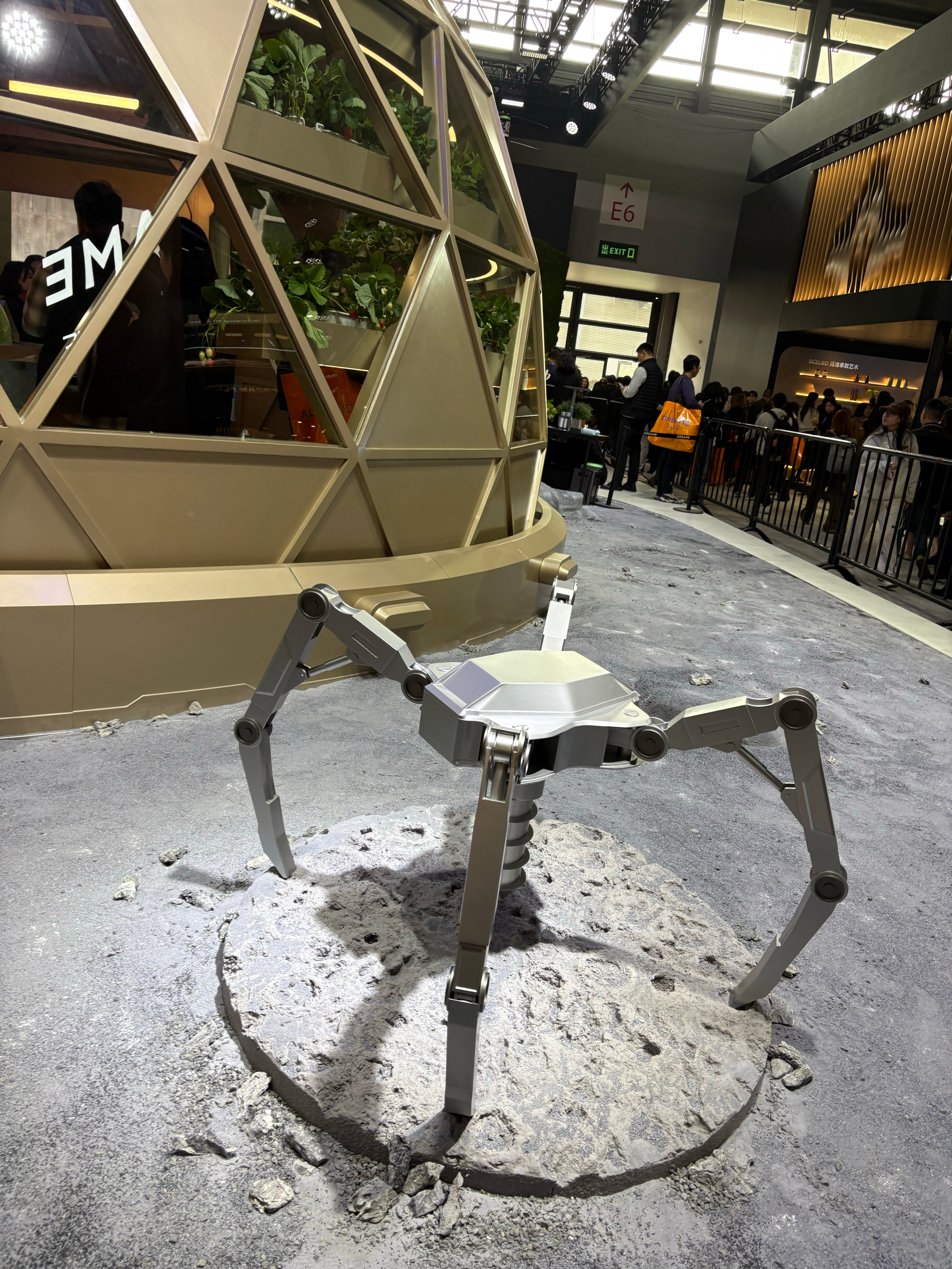 逛完追觅展台，最直观的感受是：这家公司早已跳出清洁家电的单一标签，野心和实力藏不