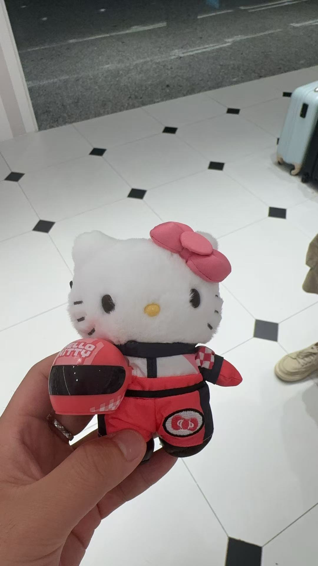 铁铁们，今天收到了一个摩托赛车手的hello Kitty挂件，感觉还挺可爱的。抽