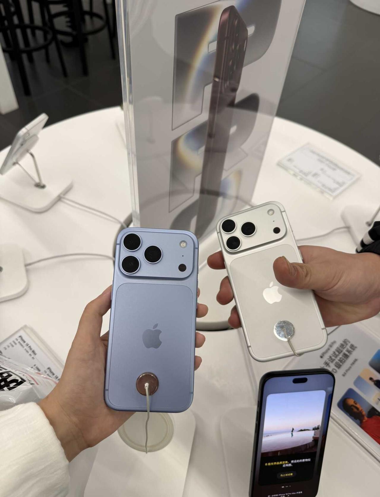 iPhone18promax颜色怎么选 好纠结本来坚定买银色的，后面又觉得蓝色好