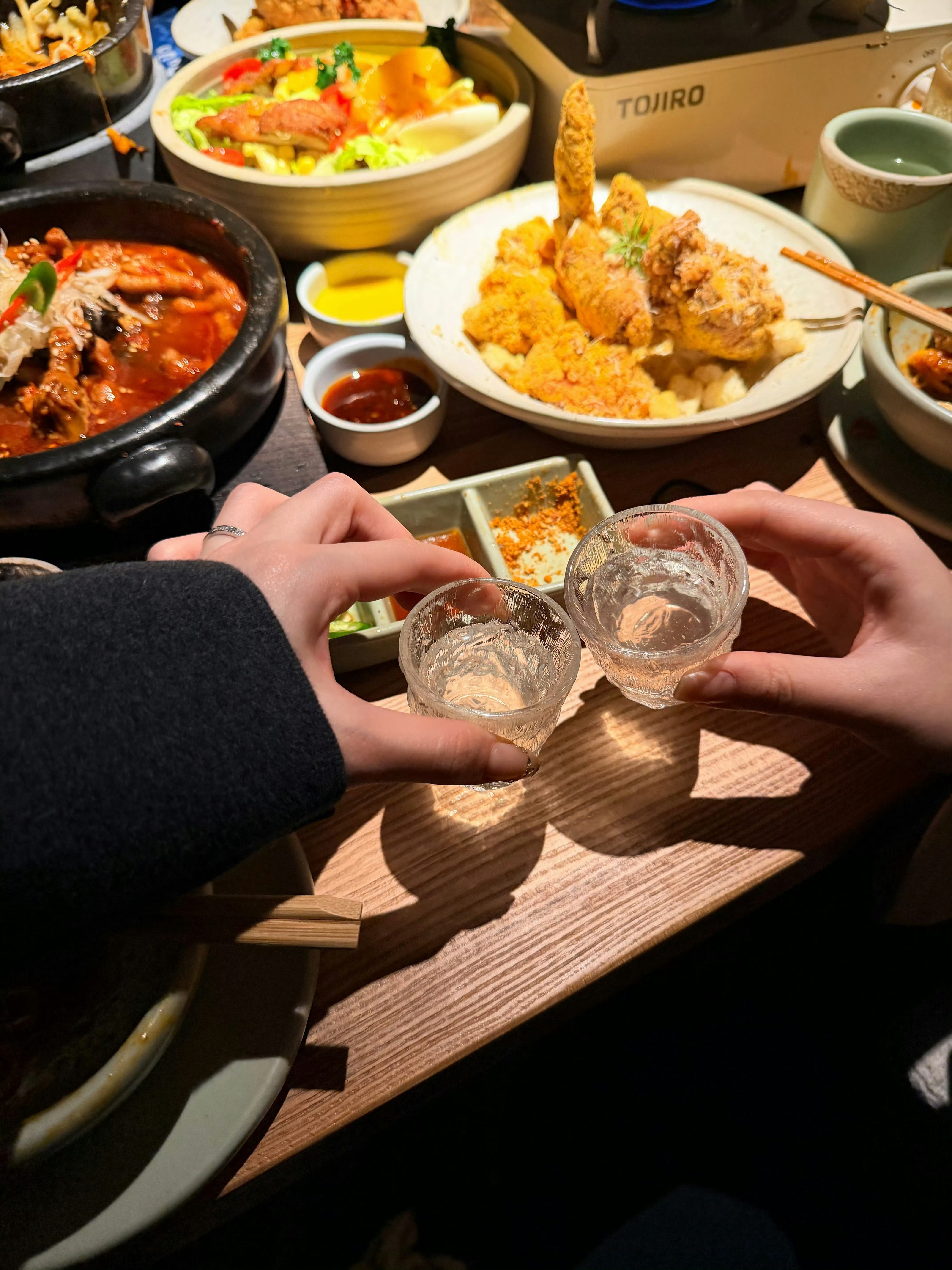 “小时候，年是糖的甜，是新衣服的鲜，是鞭炮的响，长大后，年是父母的盼，是孩子的愿