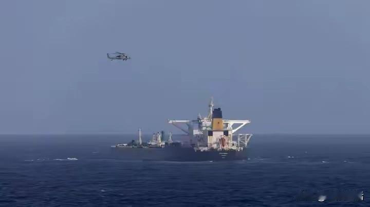 12月20日，美军采取直升机索降登船的方式，在加勒比海国际水域将悬挂巴拿马旗的中