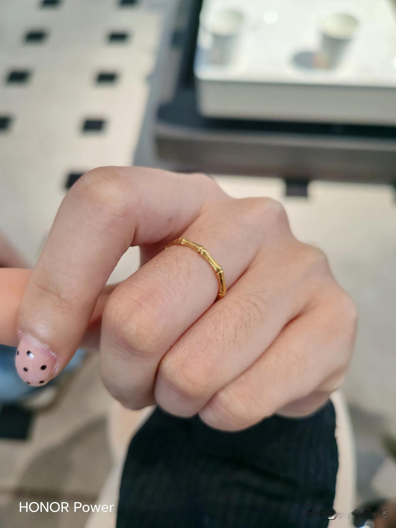 黄金市场真是疯了！！！

10月27号的时候，黄金价格还929一克，10月28号