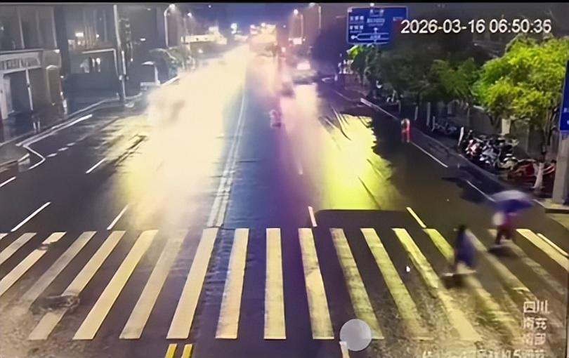 痛心！南充15岁中学生在斑马线上被撞身亡，事发路口无红绿灯，警方通报：涉事驾驶员