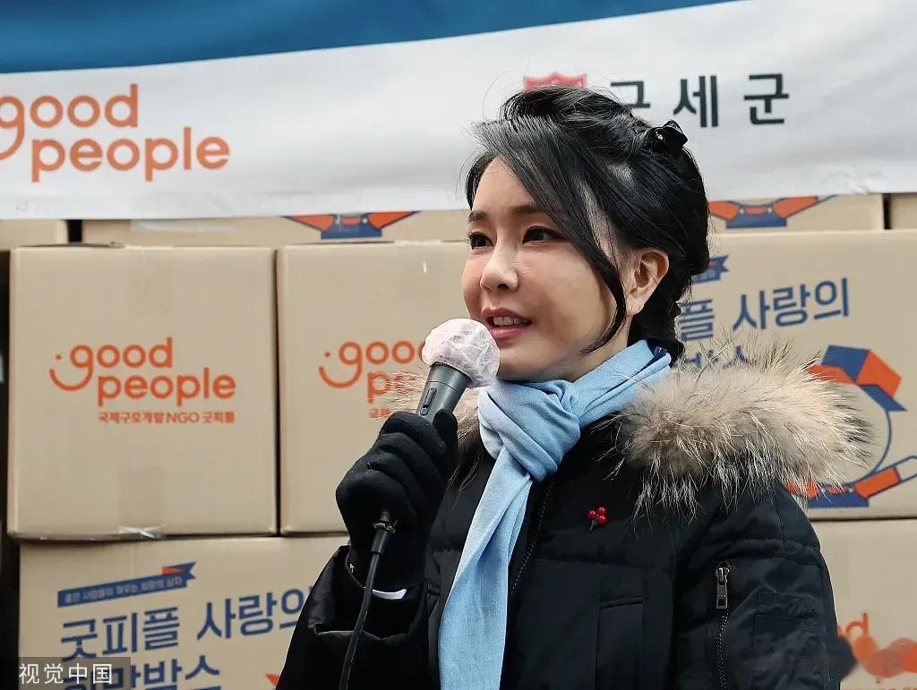 又惹争议！韩国第一夫人金建希最近在动物保护团体面前作出将支持禁食狗肉的承诺，该表