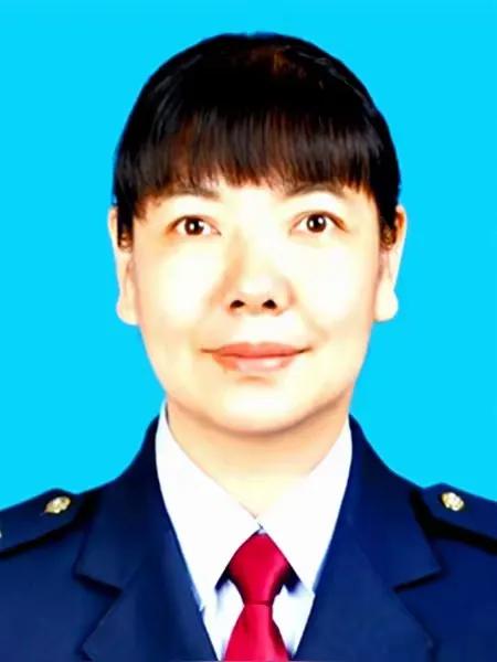 云南玉溪红塔区税务局科员苏云翠从2006年起把亲戚家的四个孩子连同70多岁的公婆