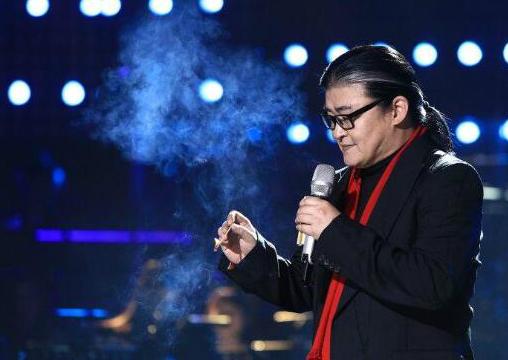 刘欢演唱时没有夸张小动作
仰头45°下高高抬起，伴随着高音还会踮脚。
不用说太多