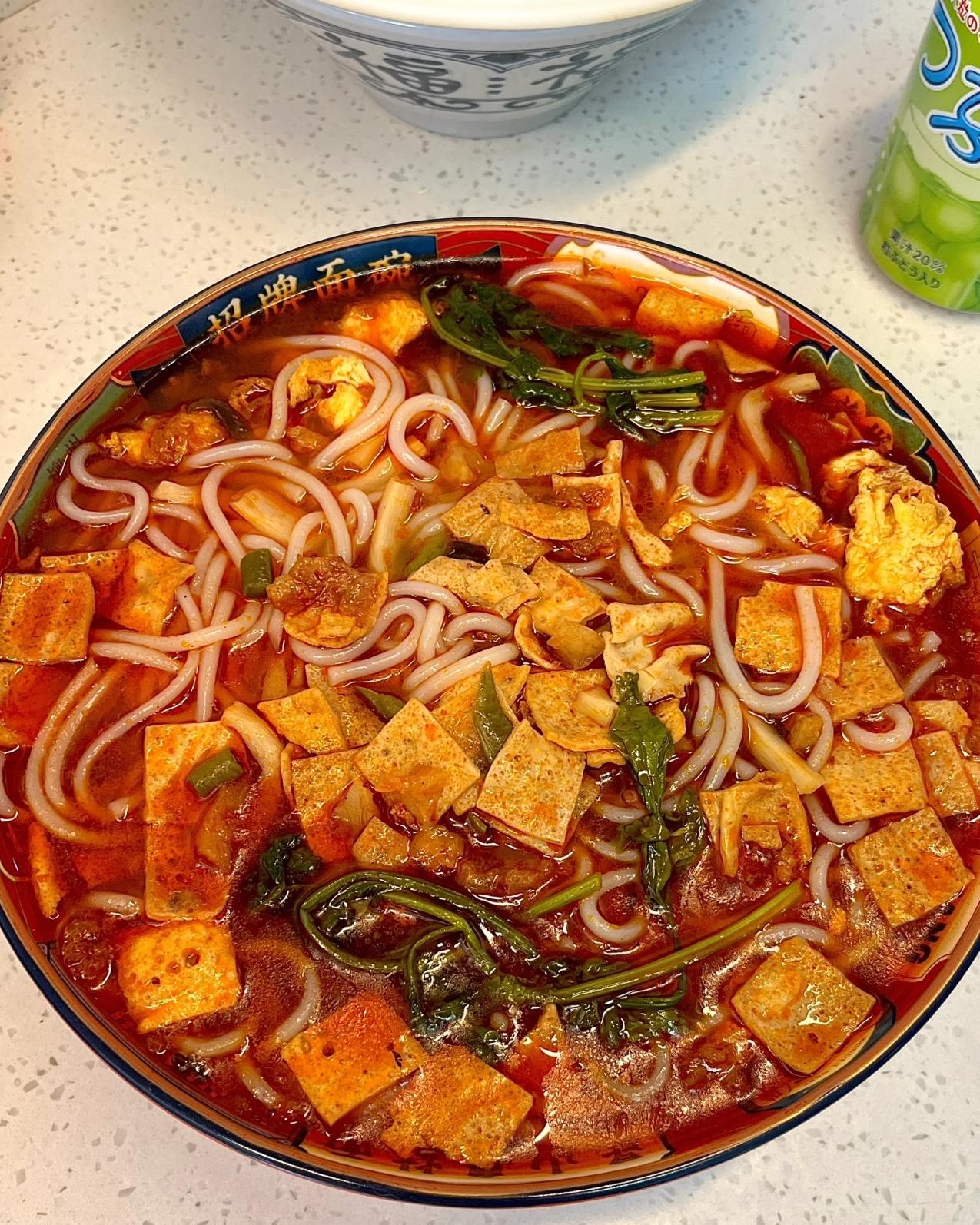 柳州螺蛳粉酸辣鲜香，粉滑汤浓，酸笋腐竹入味，越吃越上头。