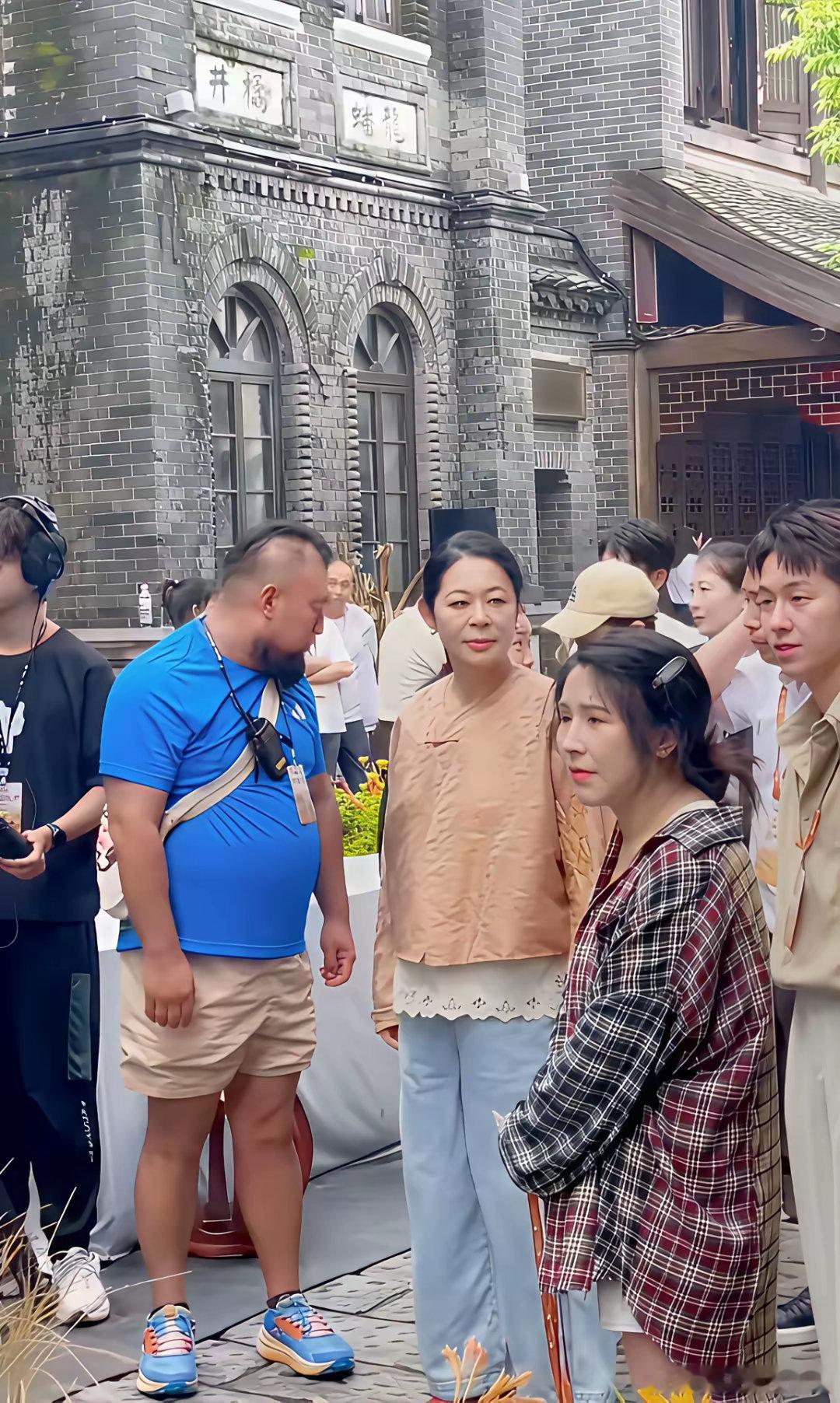 这下出名了，​不仅是北京，全国人民都知道了，​倪萍在烟台录节目被路人拍到。​穿着