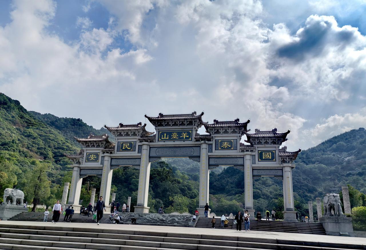 我家儿子九岁了，从去年开始，我就每个星期带她去山里徒步，因为我儿子肚子有点大，我