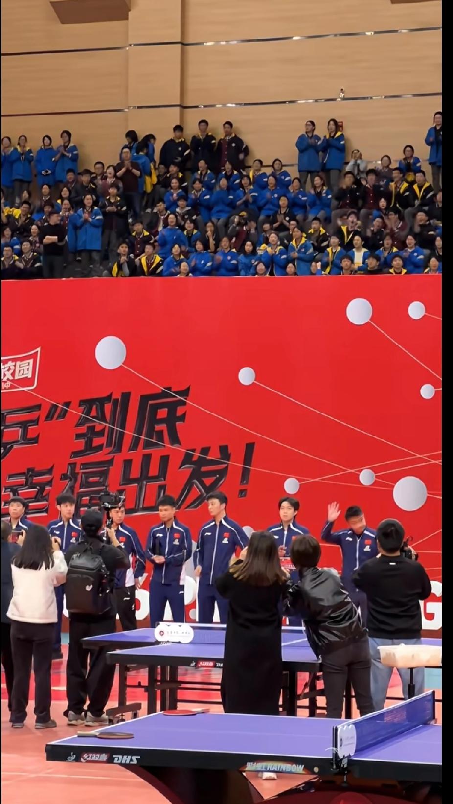 谁懂啊！今天重庆八中的师生们也太幸福了吧！😭
 
今天上午，备战WTT重庆冠军