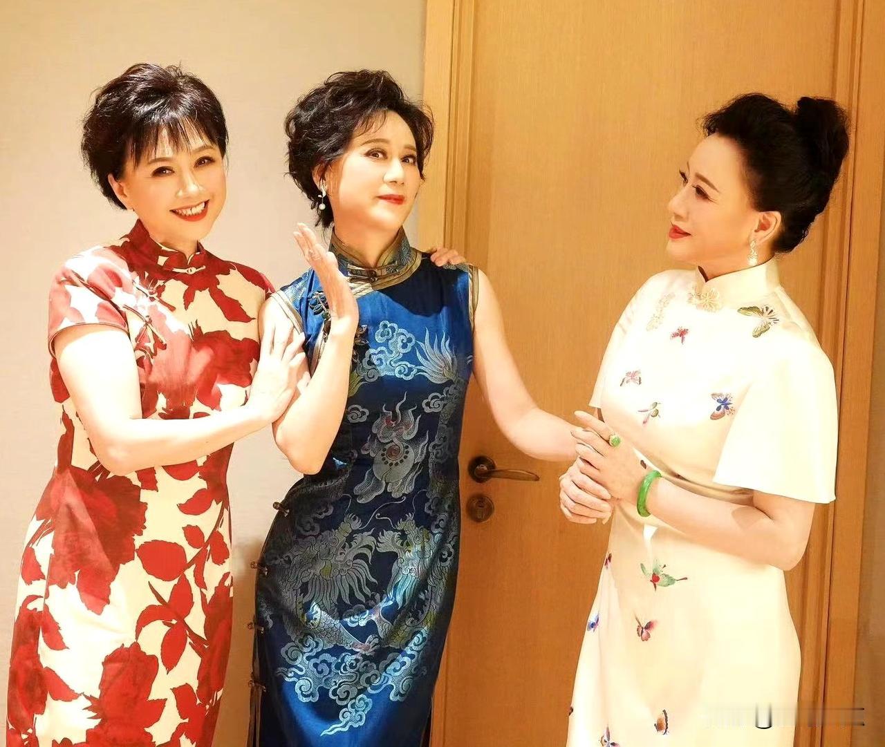 当年王家卫执导电影《2046》，我觉得应该请这三位越剧名家来主演。
她们穿上旗袍