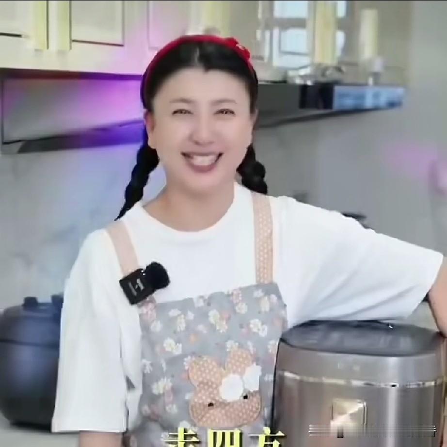 闫大美女又得瑟起来了，只见她左臂夹着电饭煲，右手拿着切菜刀，边走边唱:“走四方，