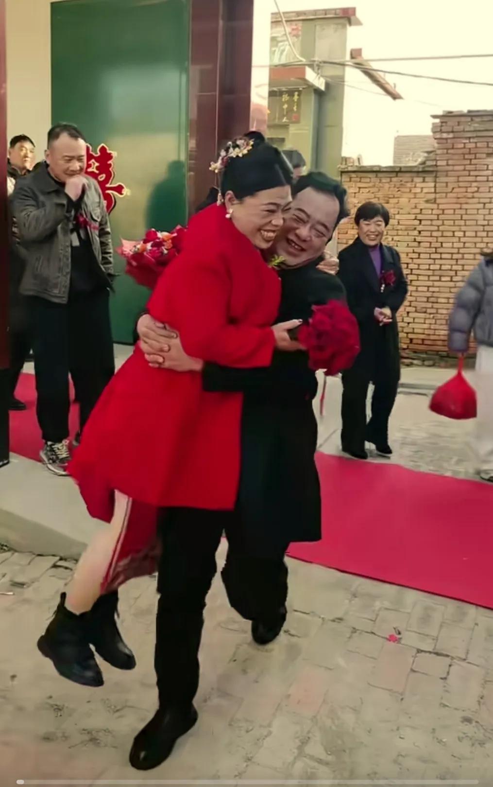 新郎抱着新娘都舍不得放手，
新娘都害羞了。