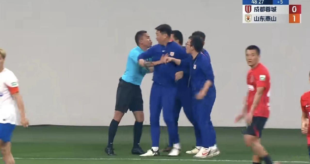 成都蓉城0-1山东鲁能，我居然对裁判发现不可思议的3大事实：
1.视频裁判干什么