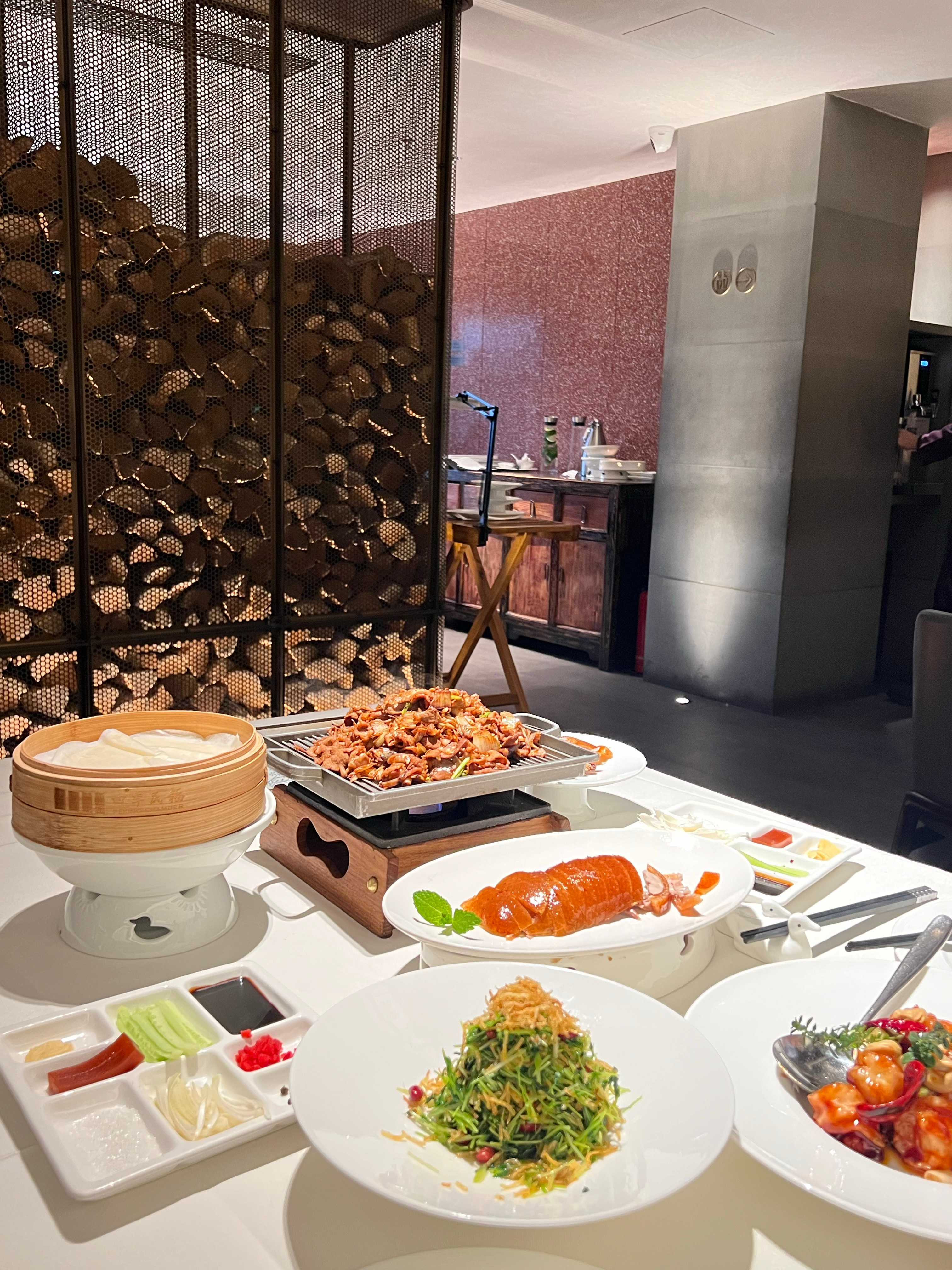 虽然北京老被骂美食荒漠，但这么多年朋友来北京，请他们吃烤鸭真的是一个不出错的选择
