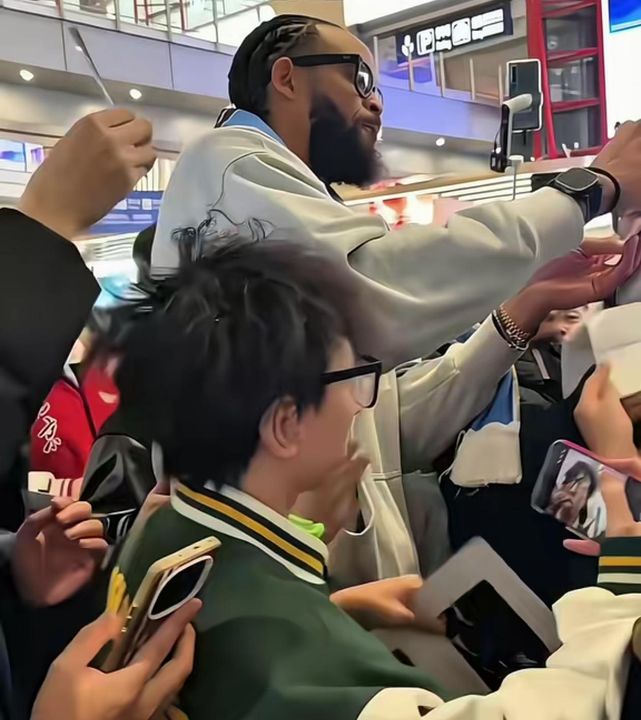 麦基非常惊讶，他没想到自己在中国有这么多球迷！

前NBA球员麦基乘坐飞机抵达中