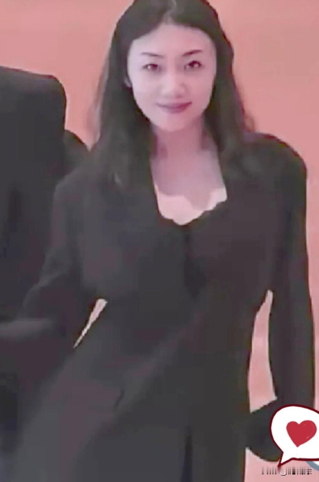 谁也没想到，当初靠跳拉丁舞轻松“划水”意外爆红的小姑娘，如今硬生生把一手天赐好牌