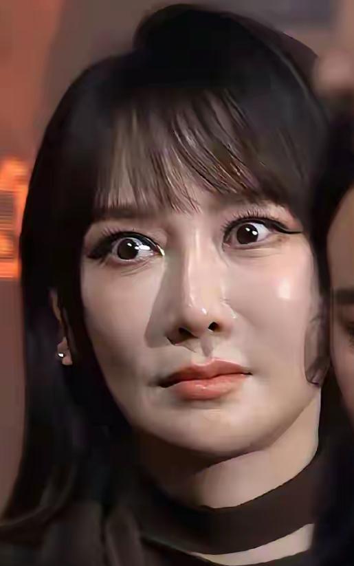 萨顶顶这么瞪着眼睛不累吗？所以说脸还是原生态的好，别人看着自然，自己也舒服不难受