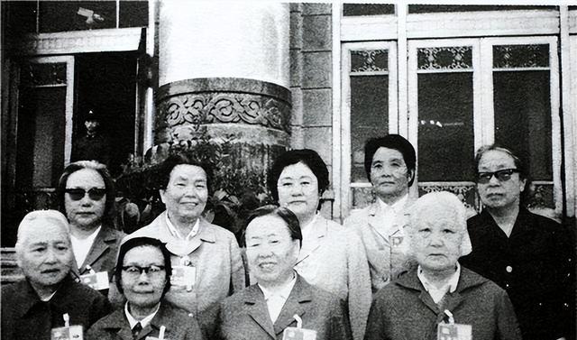 她，为贺老总诞下两个孩子，却最终选择独自走完余生，女儿竟是一位少将！这背后，藏着