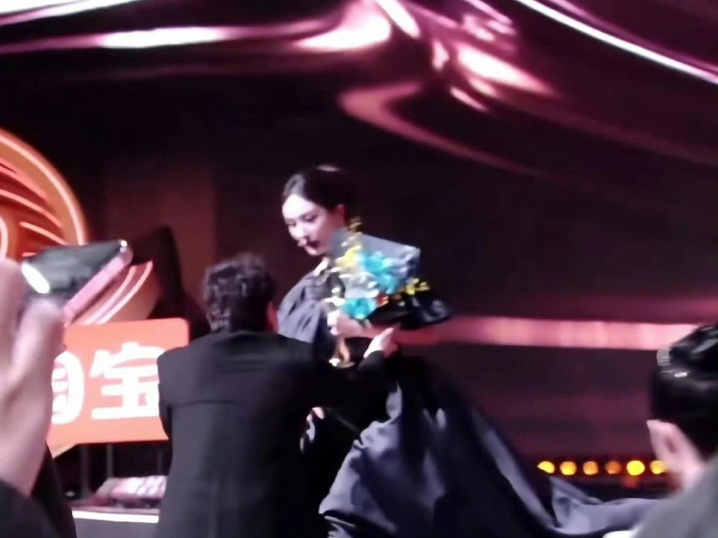 沈腾冲上去扶杨幂沈腾杨幂这么多年一如既往有节目啊