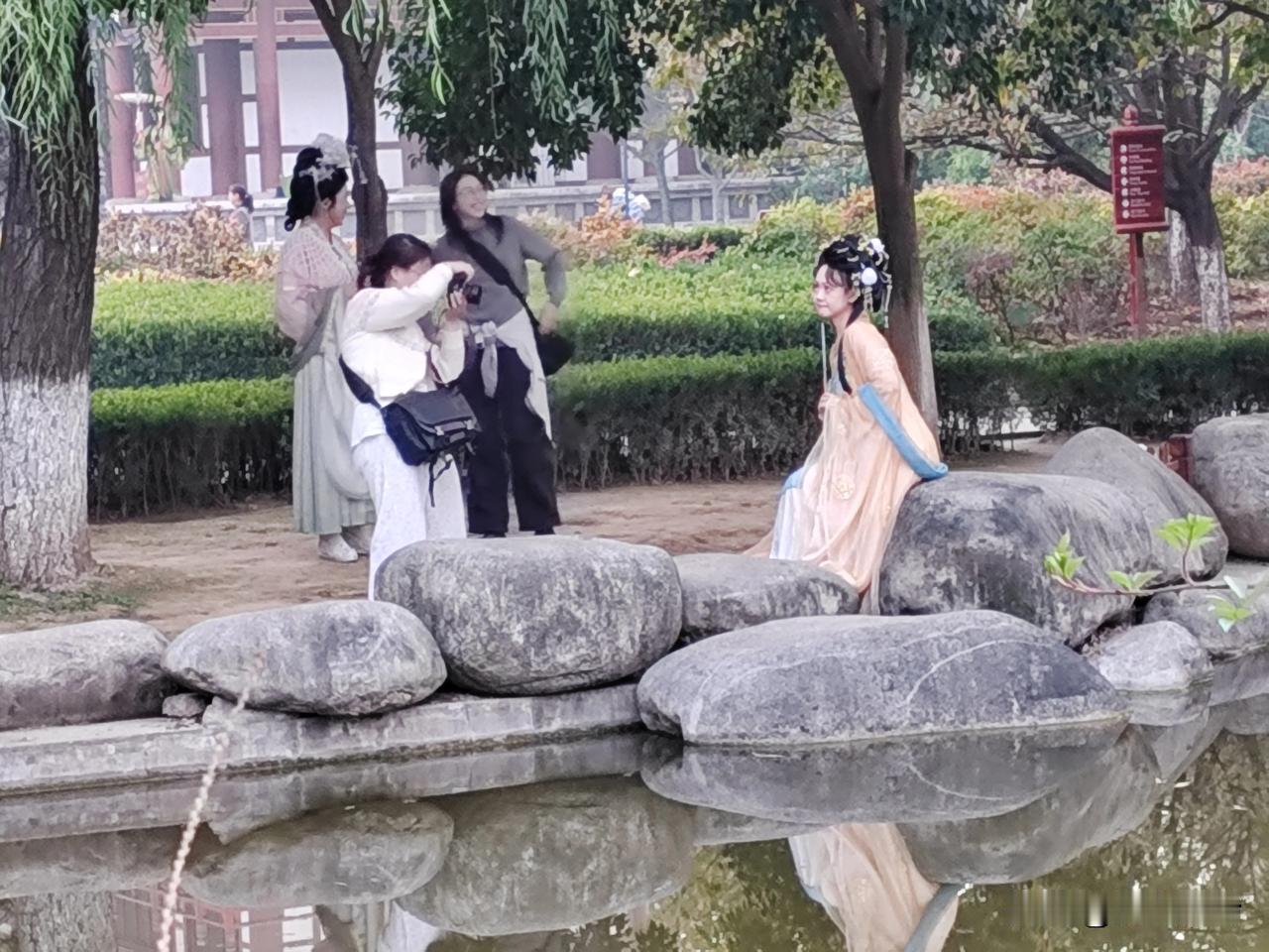 #旅行随手拍#
        美女们打卡网青龙寺，古风造型美翻啦！