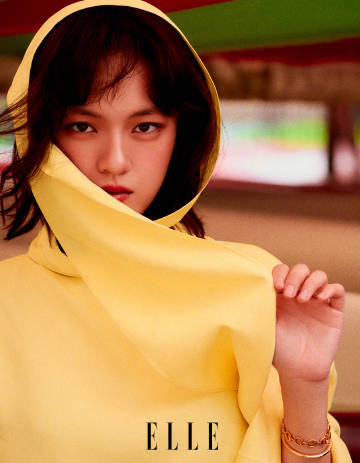 赏图bot文淇，《ELLE》8月刊，摄影：于聪 文淇ELLE8月刊封面 ​​​
