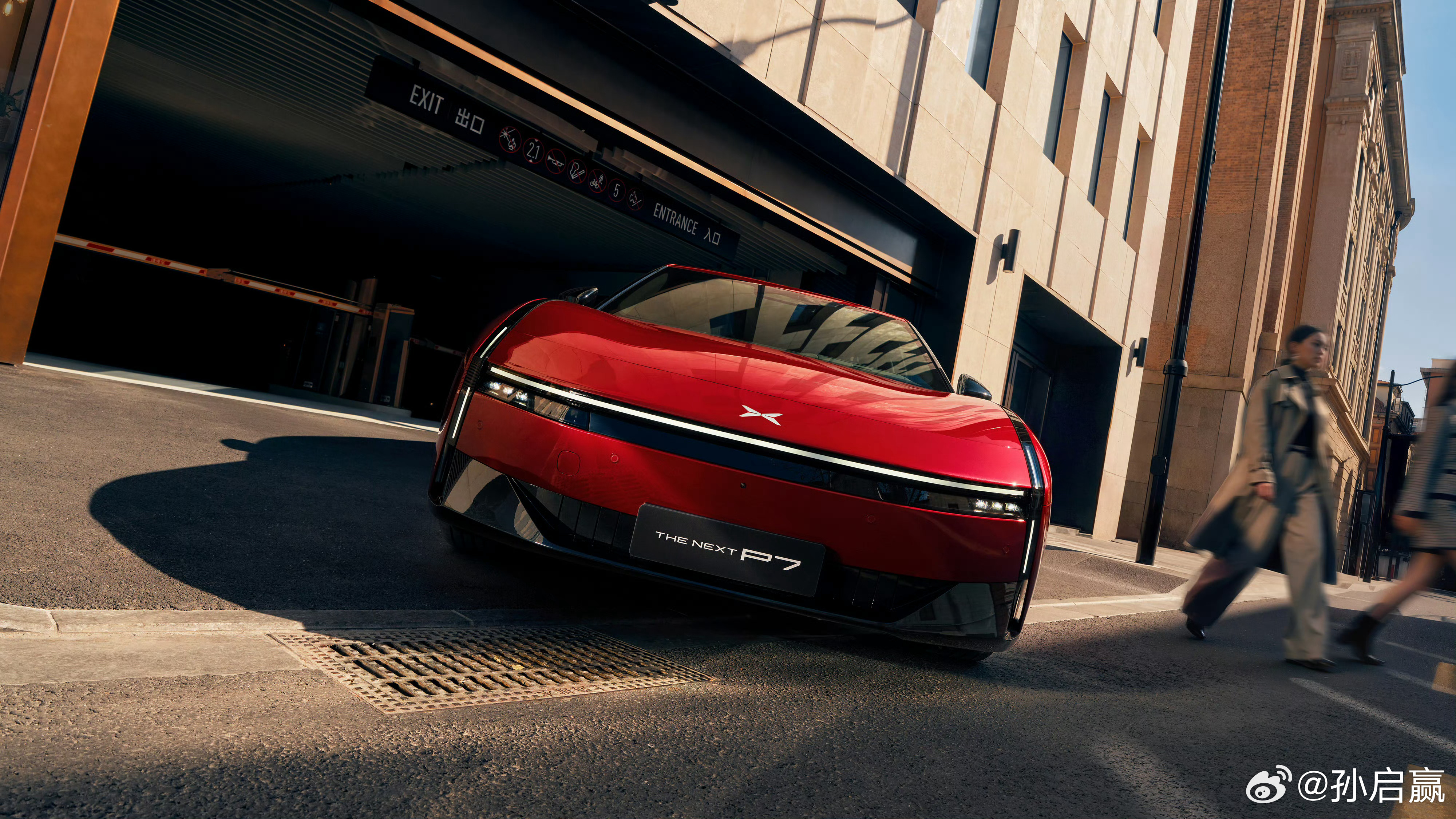 小鹏P7也推出一个全新外观色-星曜红。这个颜色好啊，活泼有张力，而且有质感，年轻