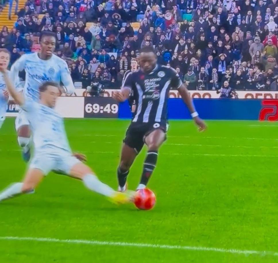 米兰体育报：第68分钟 裁判判罚奥古斯托犯规 当时奥古斯托在没有任何犯规的情况下