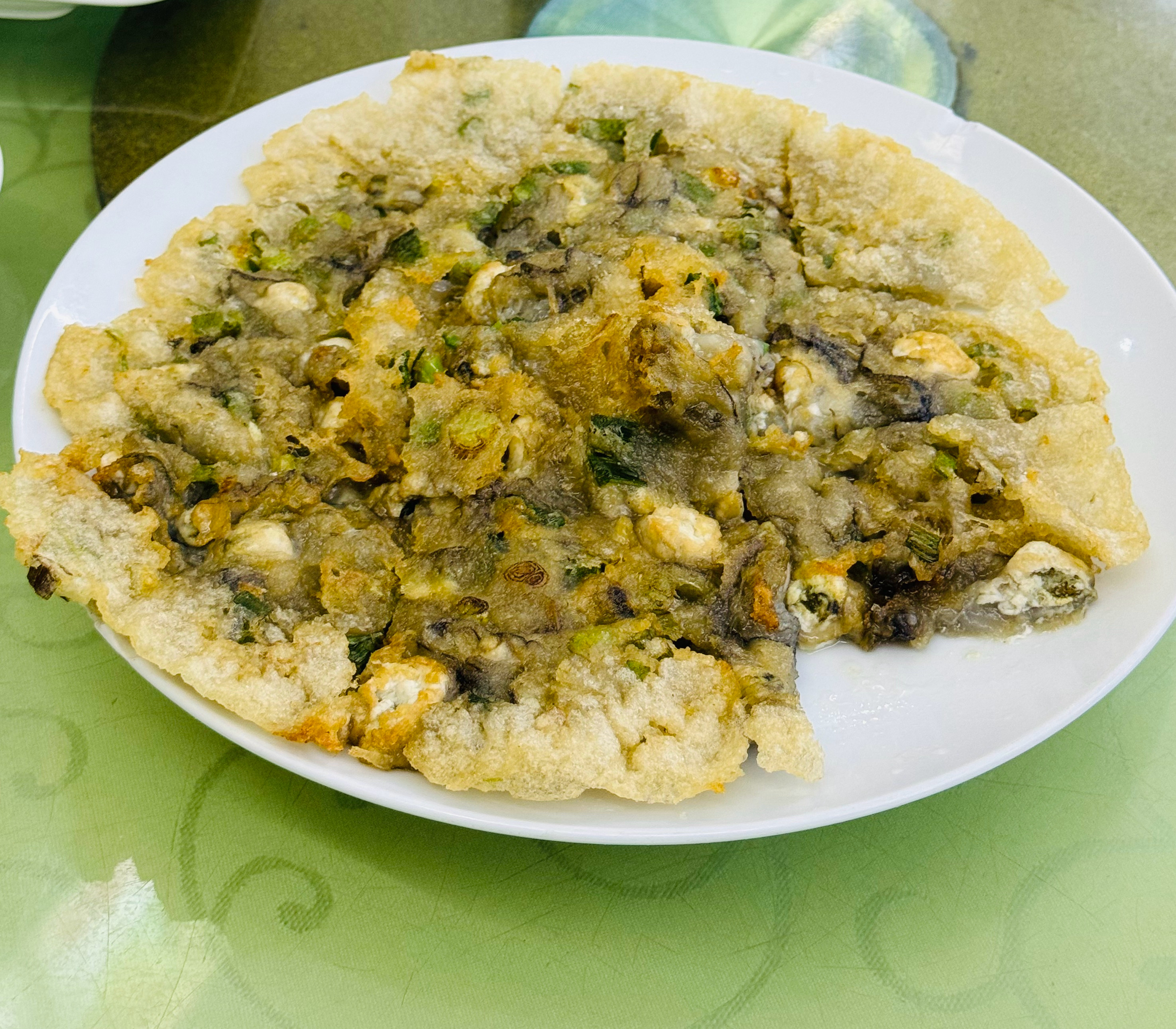 朋友们你们喜欢吃蚝烙吗？反正我是真的挺喜欢吃的，只要是去吃的饭店有蚝烙的我必点，