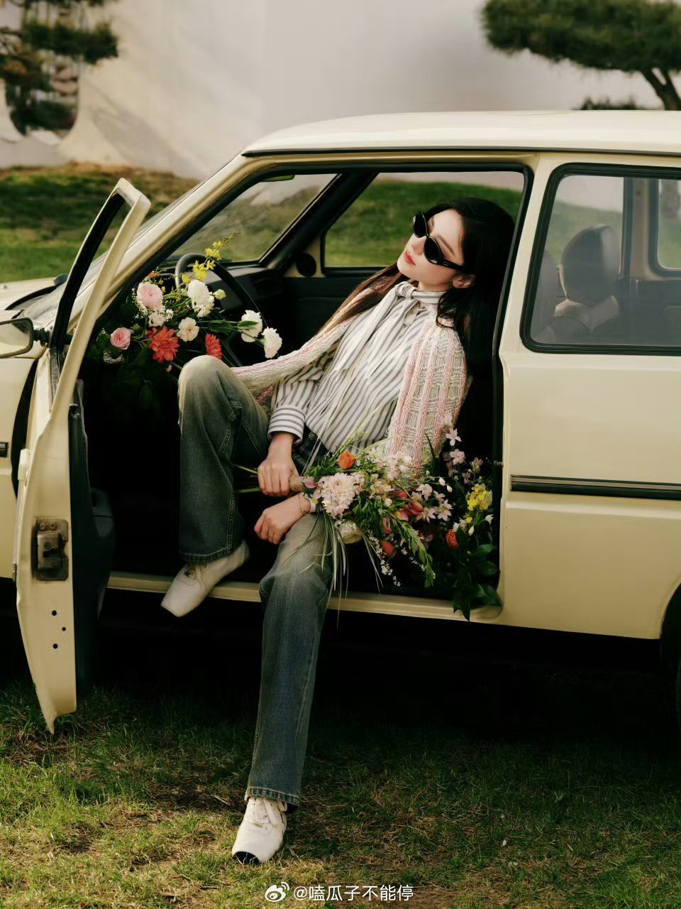 迪丽热巴出发巴黎时装周造型图