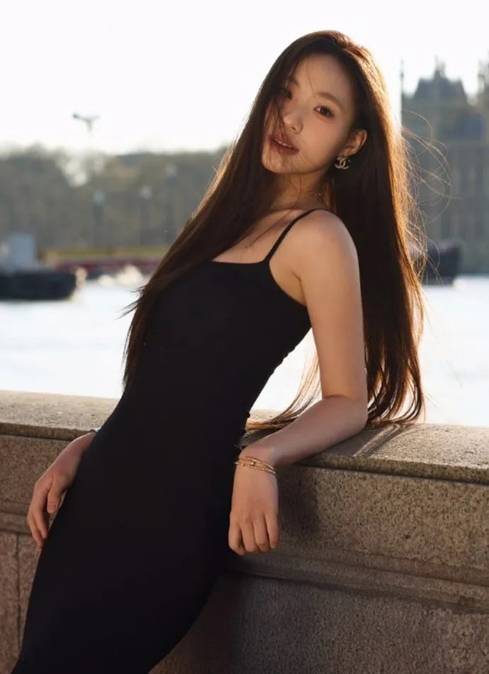 小S二女儿晒英国游玩照，看样子是从姨妈去世的阴影走出来了，活着的人还要好好生活的