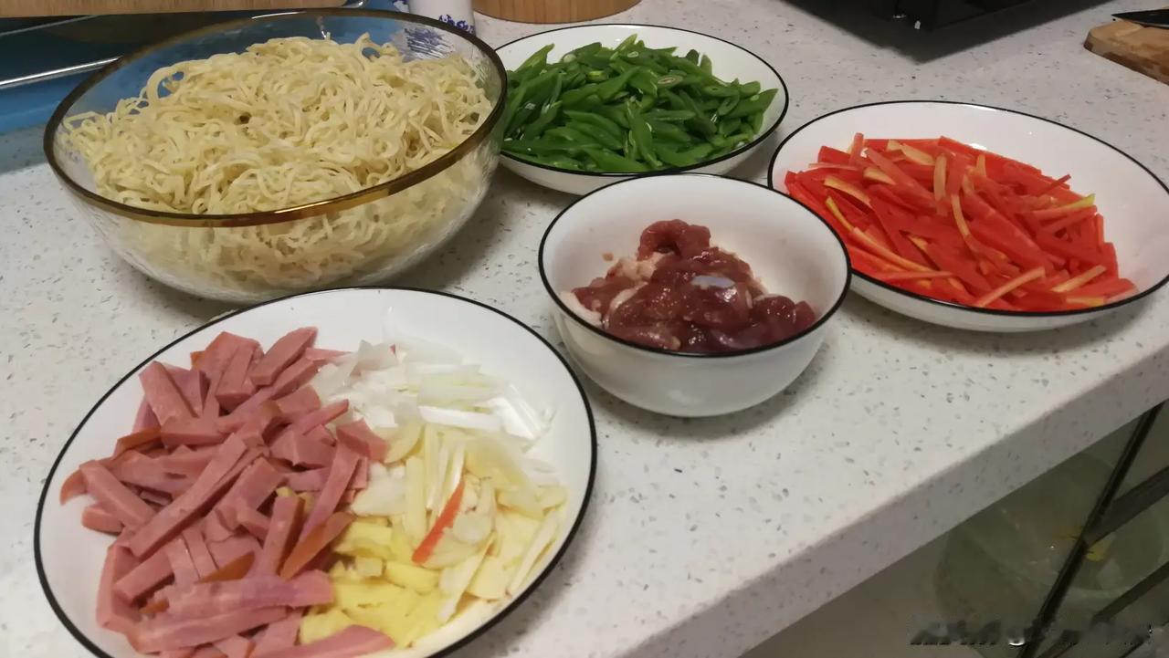 炒细面一直是最爱，今儿自己上手实操一把，配料那叫个丰富，除了精瘦肉，还有双汇火腿