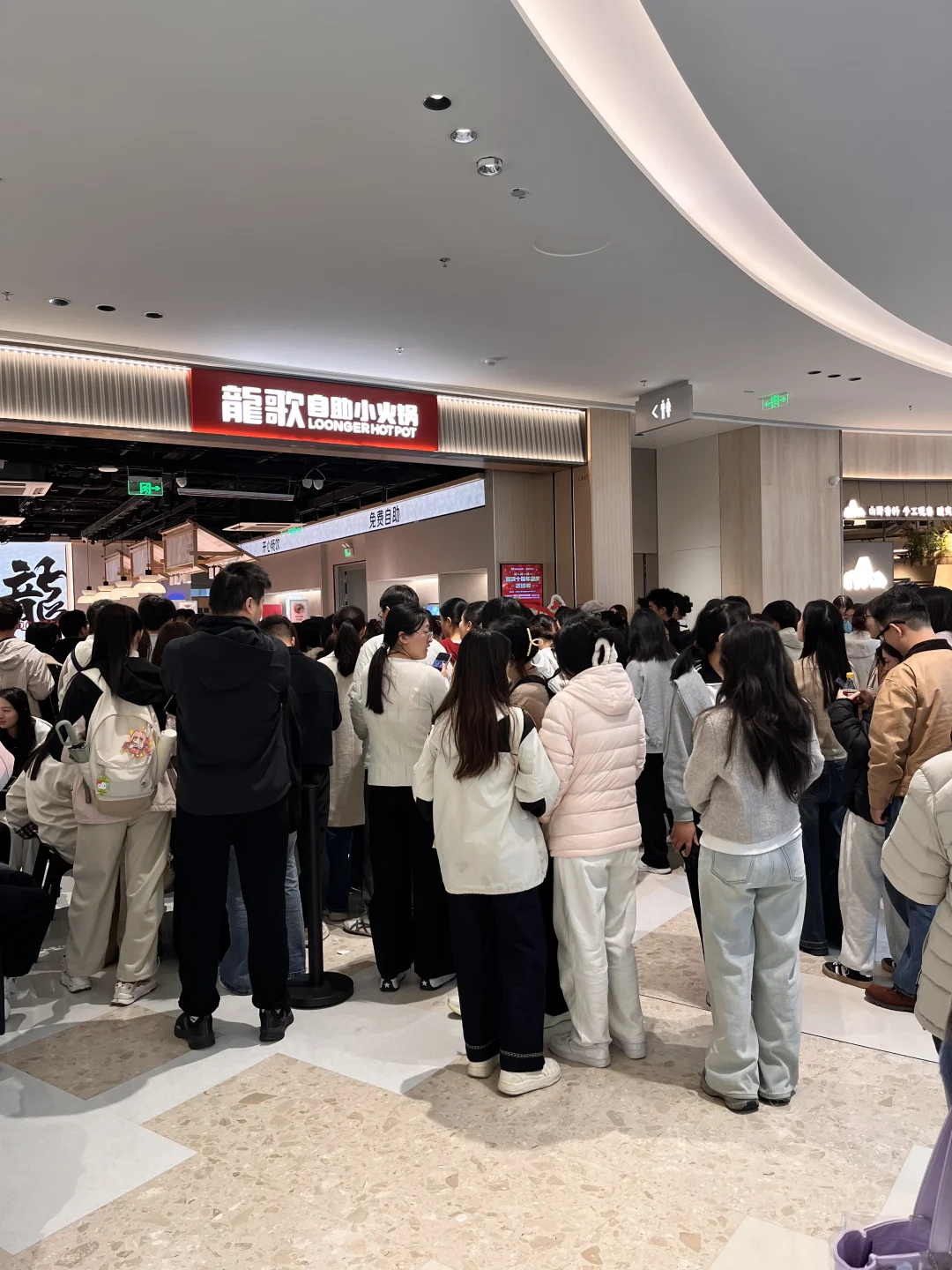 郑东万象城实况😢半价！已排200桌！！！