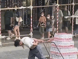 父亲身体力行的善举，把善良的种子深埋在孩子心里了，身教胜过言教，榜样的力量无穷。