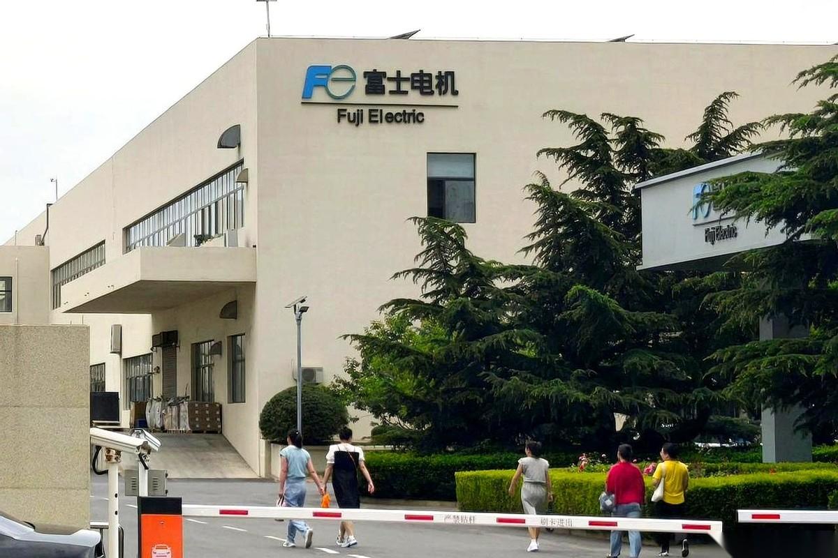 一个新闻，看得我后背发凉。
两名日本人，在中国被扣了。原因，是想把咱们的稀土，偷