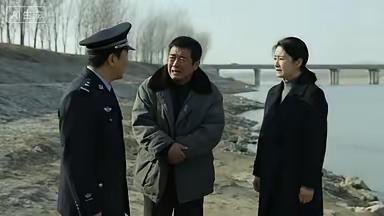 笑不活了！河北，男子见一女子落水，脱了衣服就跳进河里救人，结果游泳的时候把裤头游