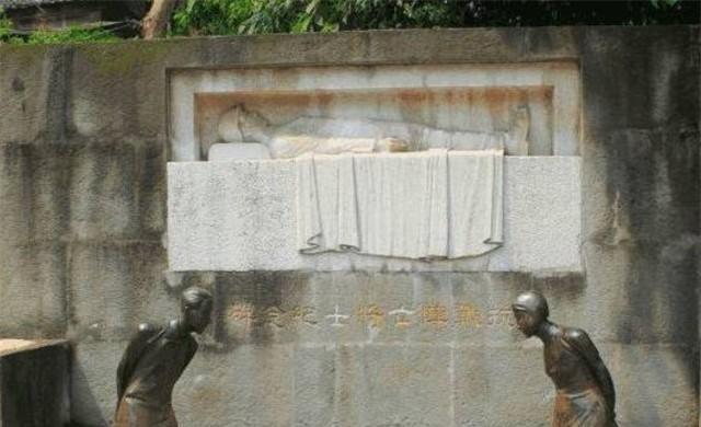 汪精卫后人返南京祭拜父母，上香时看到跪像忍不住流泪，自认曾犯错应受惩罚！
194