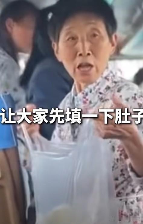 这一幕真是把我看哭了！这段时间我们这里雨水较多，正安高速上，暴雨积水堵了快3小时