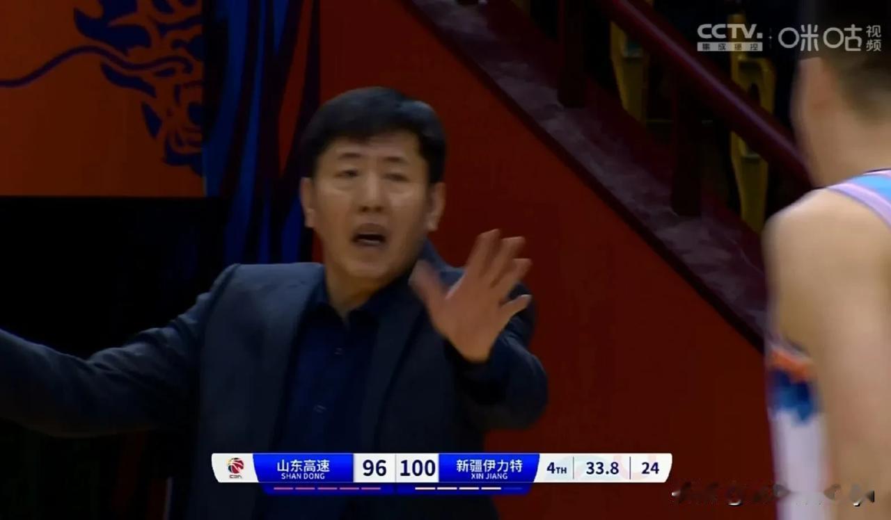 随着山东男篮98：102不敌新疆男篮，本场比赛暴露出3个可笑的事实。

1. 主