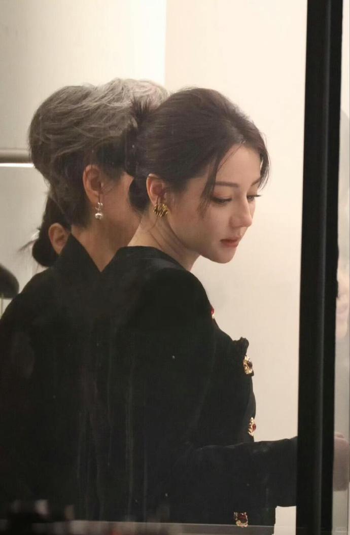 双影后强强联手！迪丽热巴、叶童《虽然不能同时拥有一切》路透曝光，氛围感拉满引期待