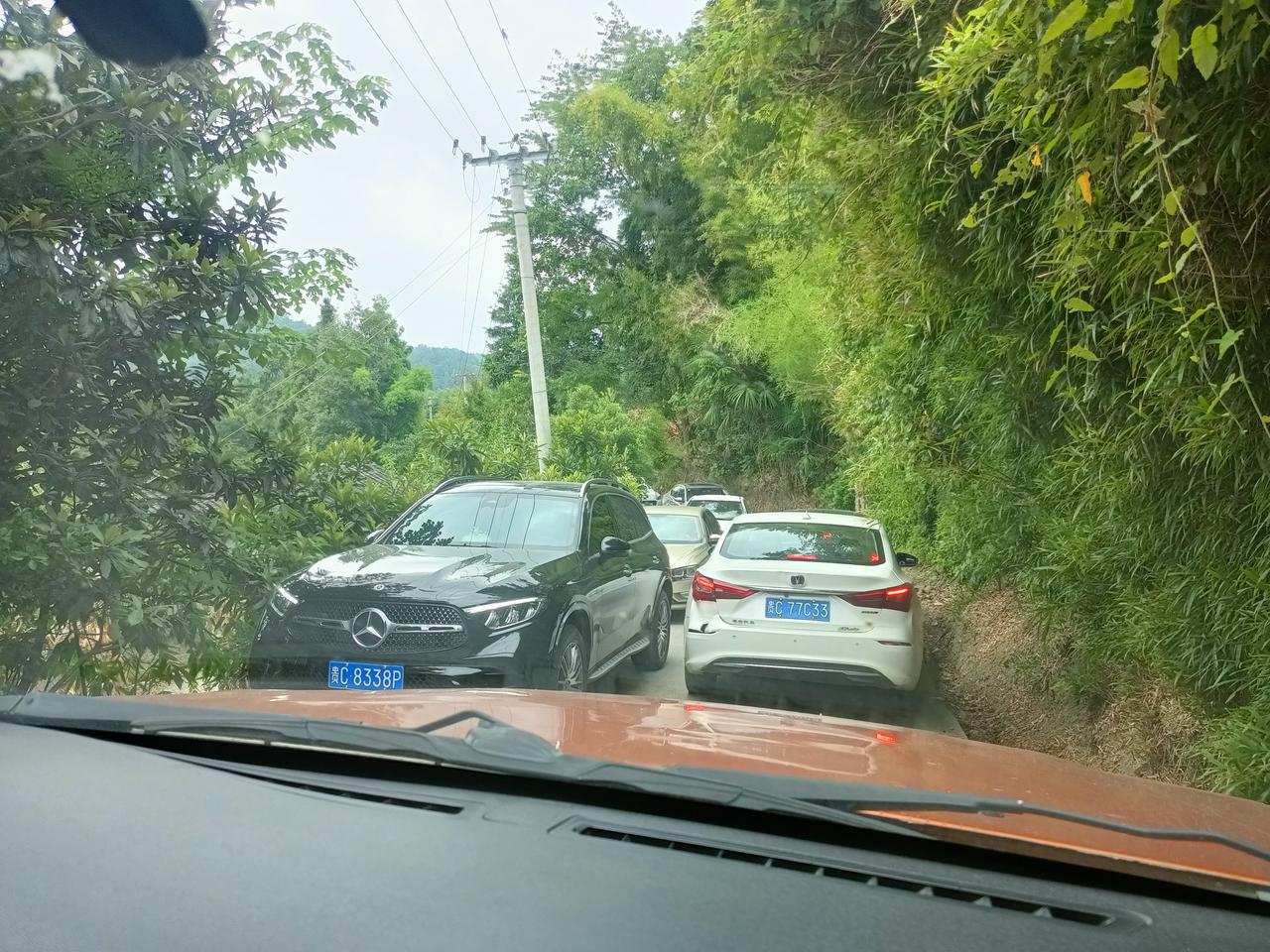 来看看贵州的乡村马路有多宽！

朋友的婆婆去世了，我们今天去了趟乡下，乡村路还是