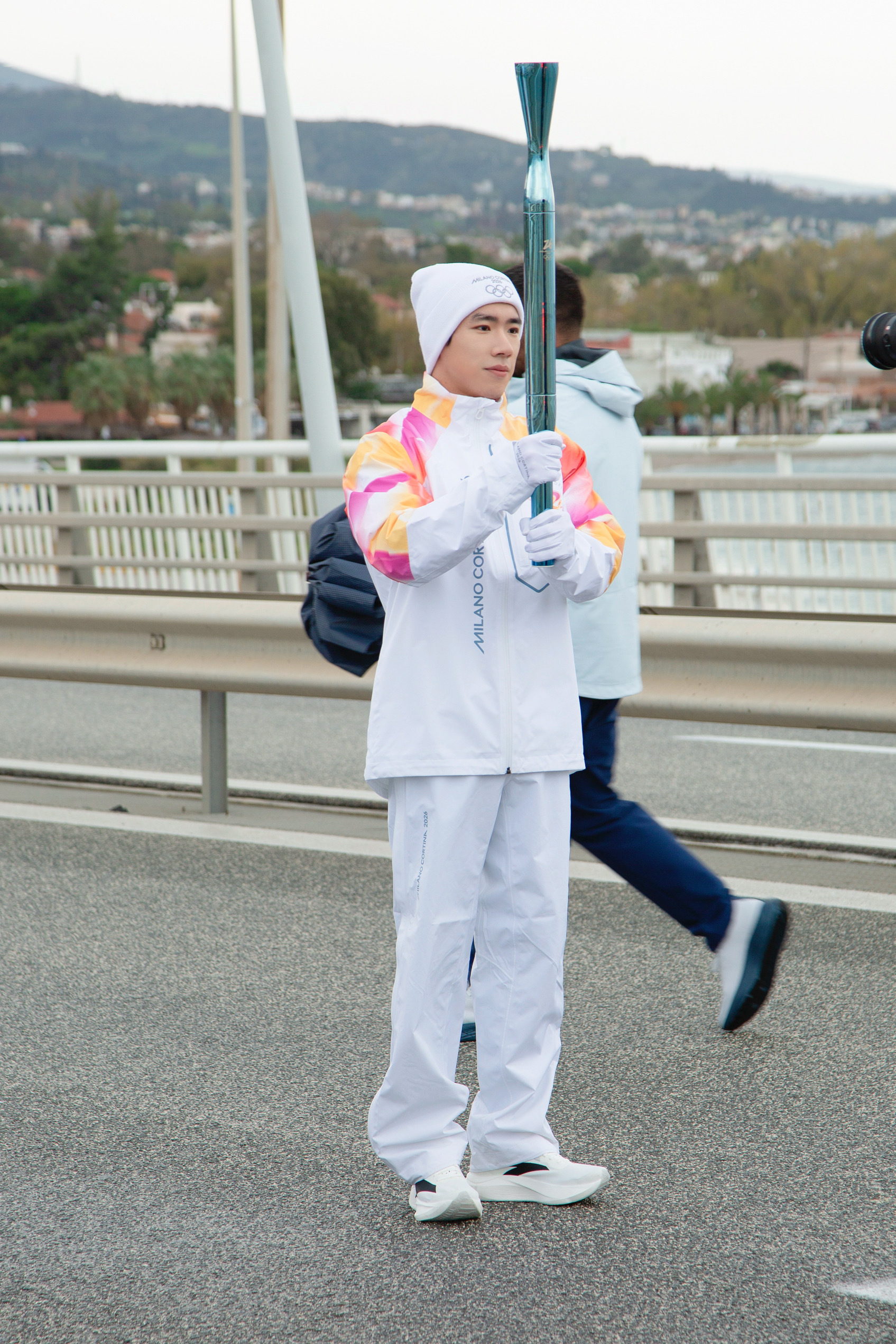 手握圣火，传递体育精神